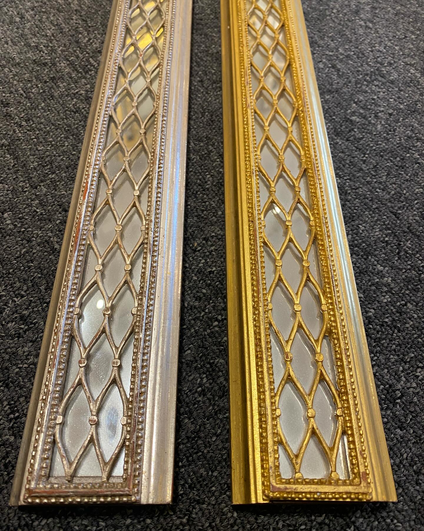 Les fameuses résilles, décor de 4,5 cm sur fond ... miroir, pierre dure, peint ... avec une moulure totale de 7cm