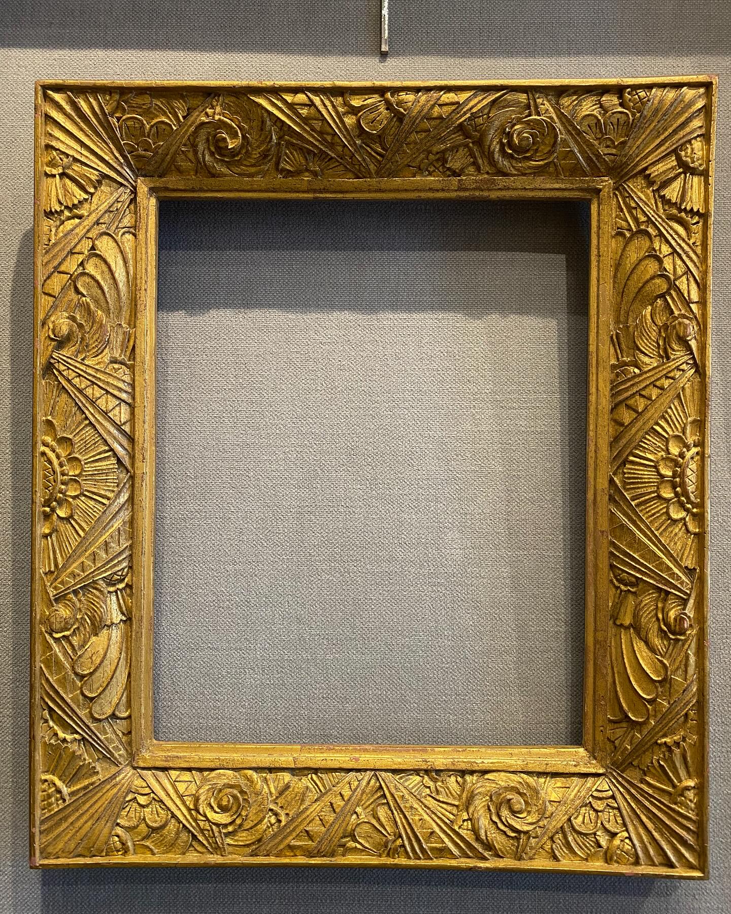 Cadre d'origine en bois ciré et devant façon doré , la reproduction est ici entièrement dorée 23 carats , un petit bijou
