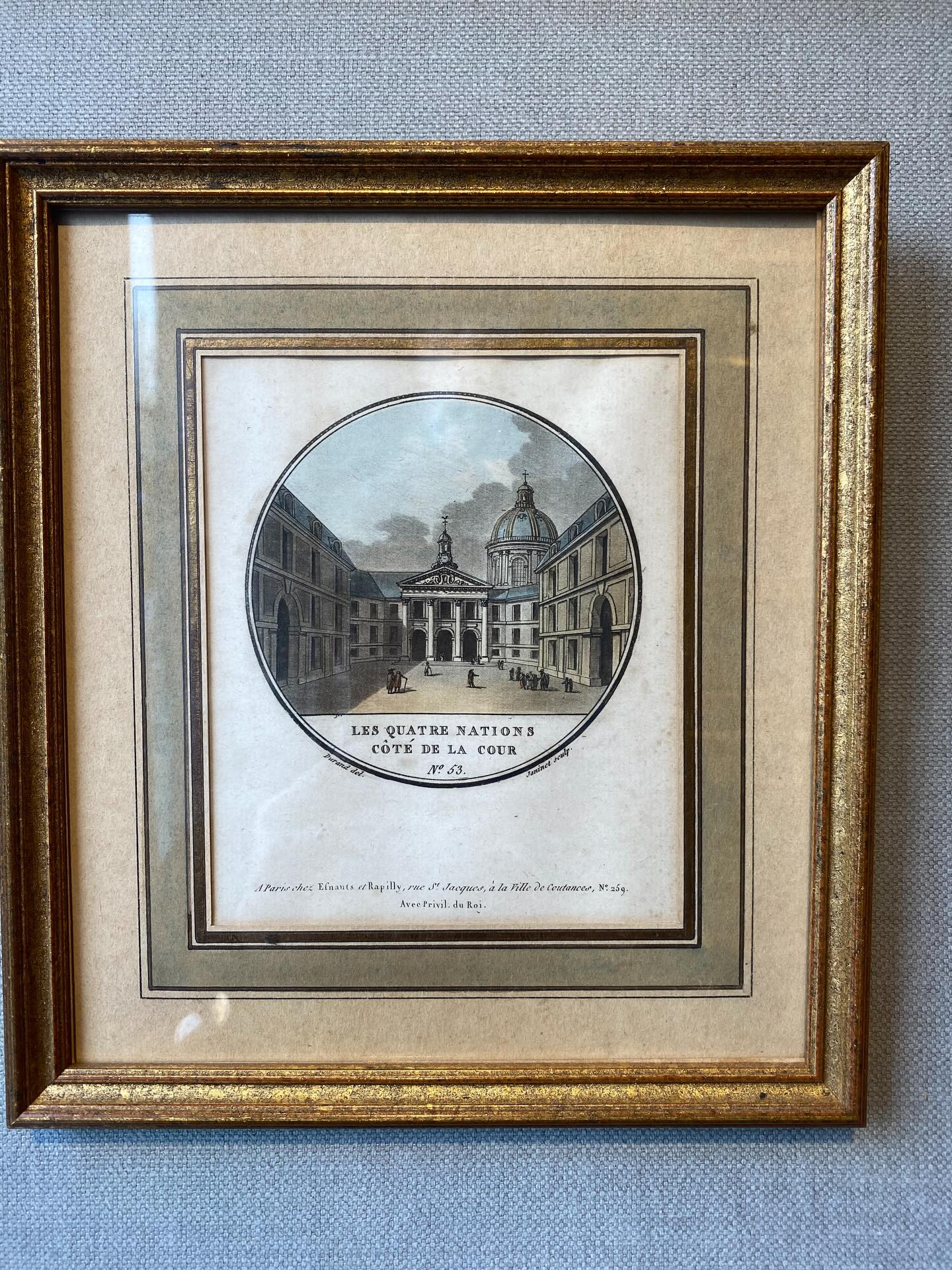 Série de 13 gravures des places parisiennes et monuments , encadrée s avec un lavis vert pâle et beige et d'une petite baguette dorée, dim ext 25x22cm